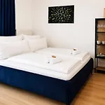 Komm - Terrasse- Parkplatz- Kueche- Boxspringbett 公寓